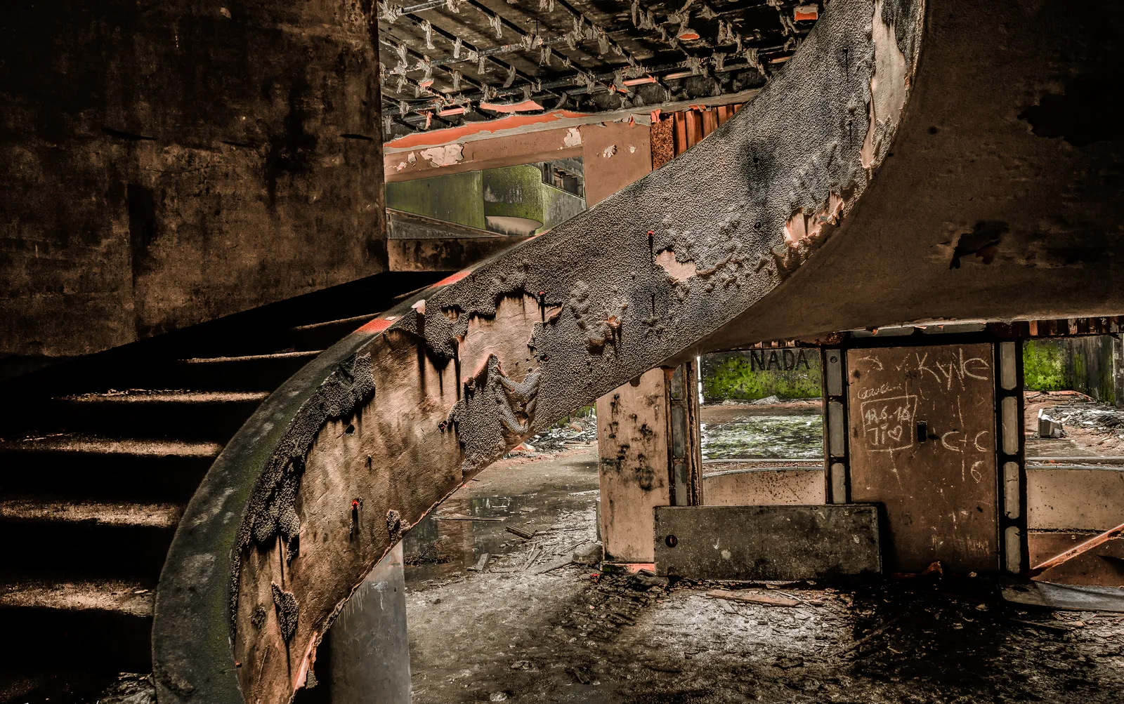 O Hotel Monte Palace abandonado a dominar as lagoas das Sete Cidades na ilha de São Miguel, Açores