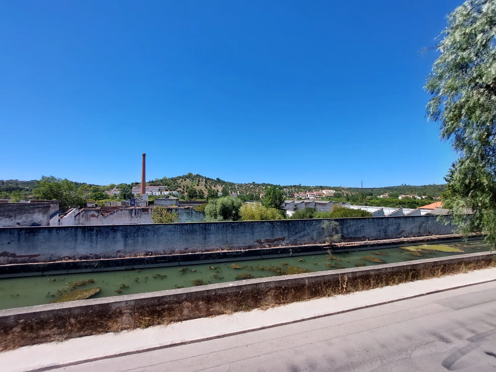 O complexo em ruínas da Real Fábrica de Fiação de Tomar em 2023, com a alta chaminé de tijolo