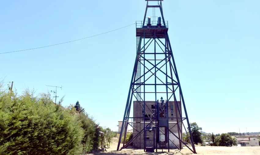 O campo mineiro abandonado de Jales, em Vila Pouca de Aguiar, com o cavalete do poço