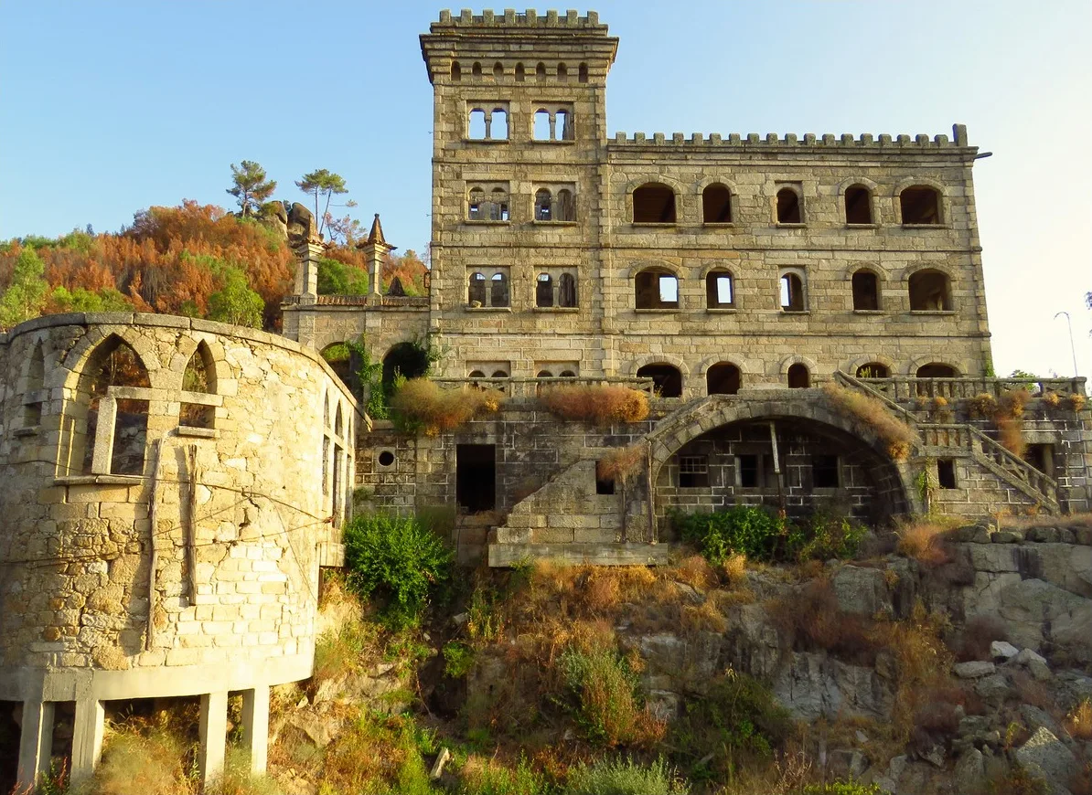 O edifício de granito em ruína das Termas Radium, junto a Sortelha, na serra da Pena