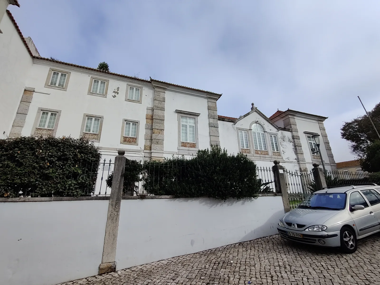 As ruínas do Convento de São Francisco de Setúbal, com paredes ao céu aberto