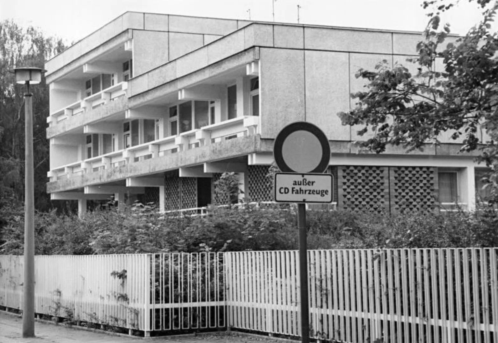 Das verlassene Gebaeude der ehemaligen irakischen Botschaft in Berlin-Niederschoenhausen