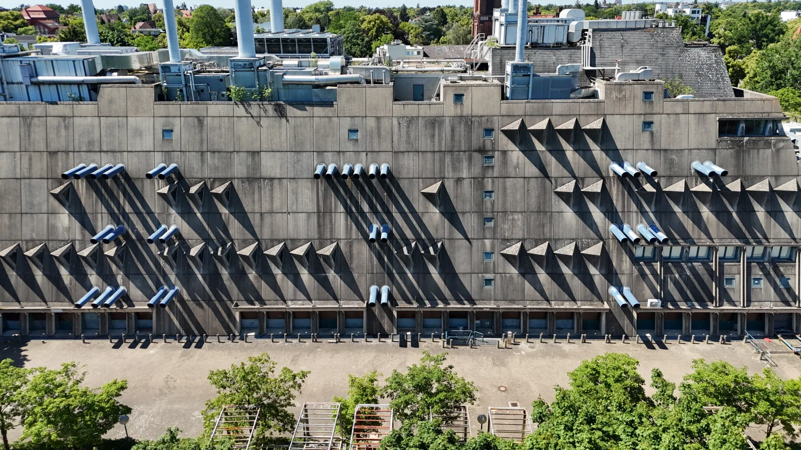 Der brutalistische Maeusebunker in Berlin-Lichterfelde, ehemalige Tierversuchsanstalt aus Sichtbeton