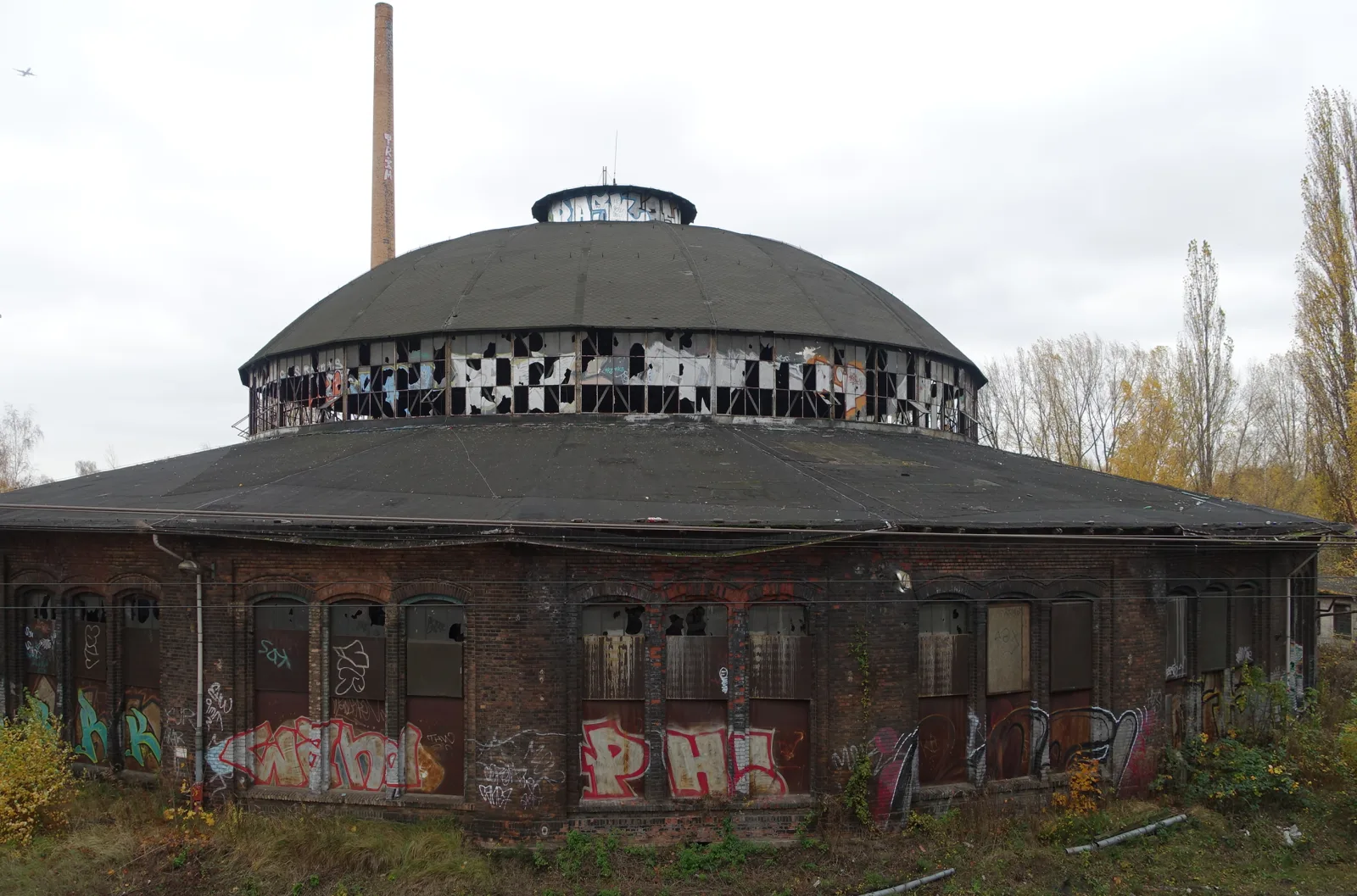 Der verfallene Rundlokschuppen am ehemaligen Bahnbetriebswerk Berlin-Pankow-Heinersdorf