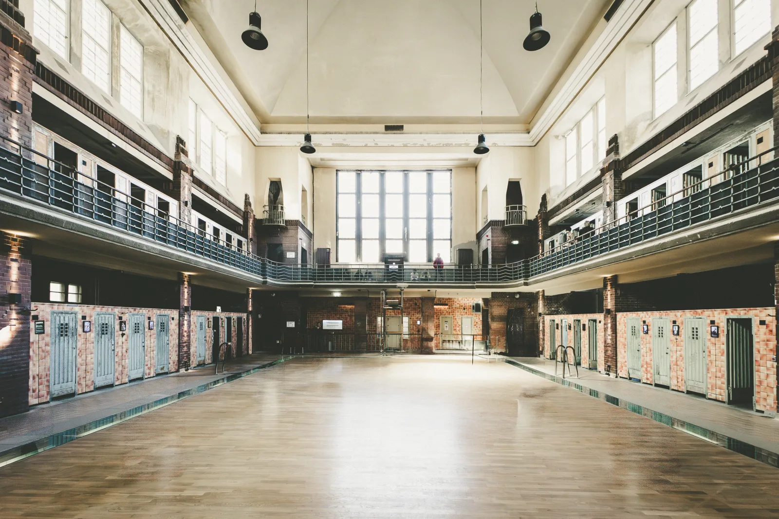 Die leere Schwimmhalle des verlassenen Stadtbads Lichtenberg, auch Hubertusbad genannt, in Berlin