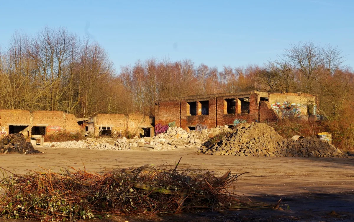 Verfallene Unterkünfte und Hangar des ehemaligen Fliegerhorsts Eschborn, überwuchert und verlassen