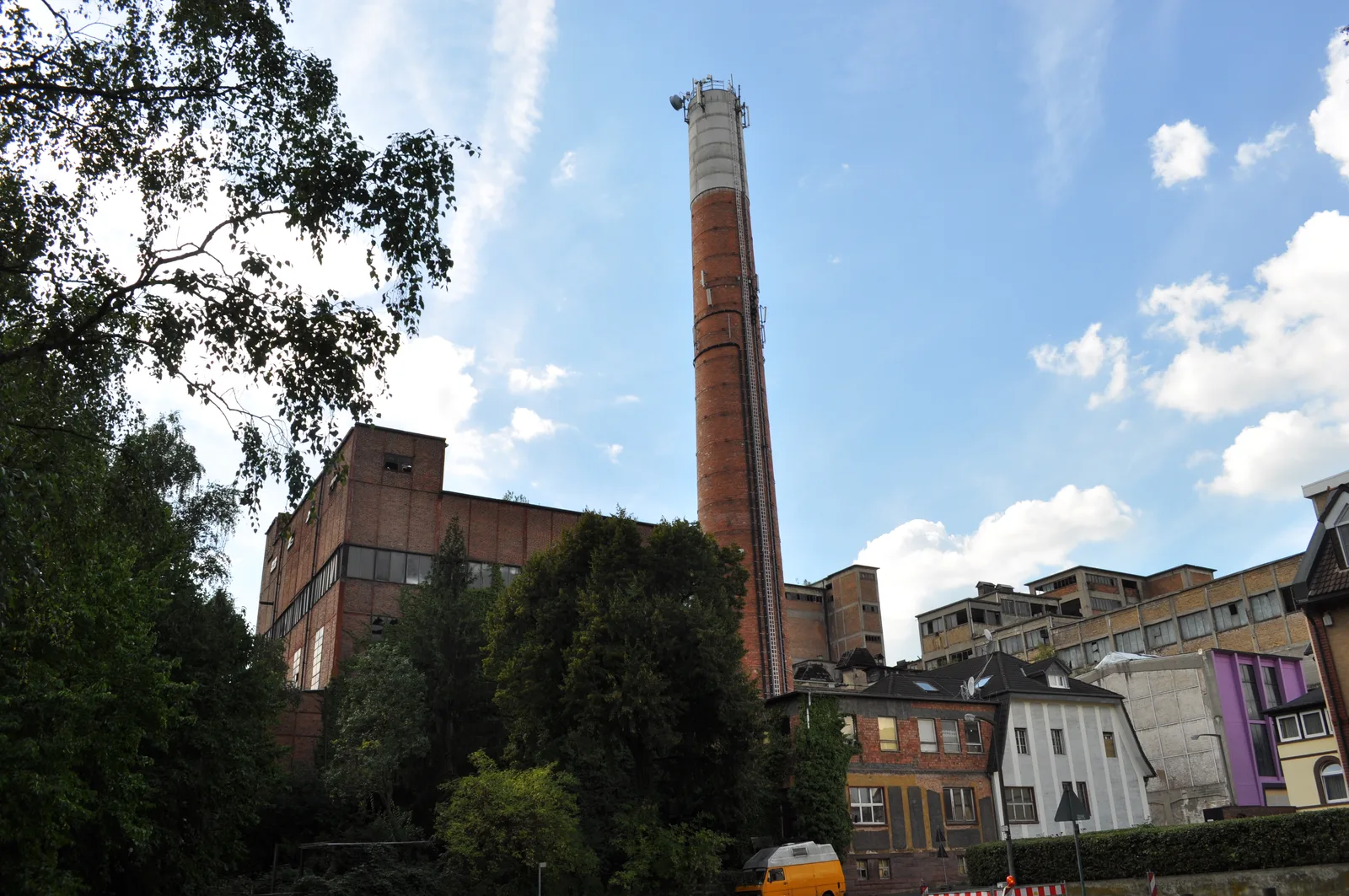 Backsteingebäude der verlassenen Phrix-Cellulose- und Papierfabrik in Hattersheim-Okriftel am Mainufer