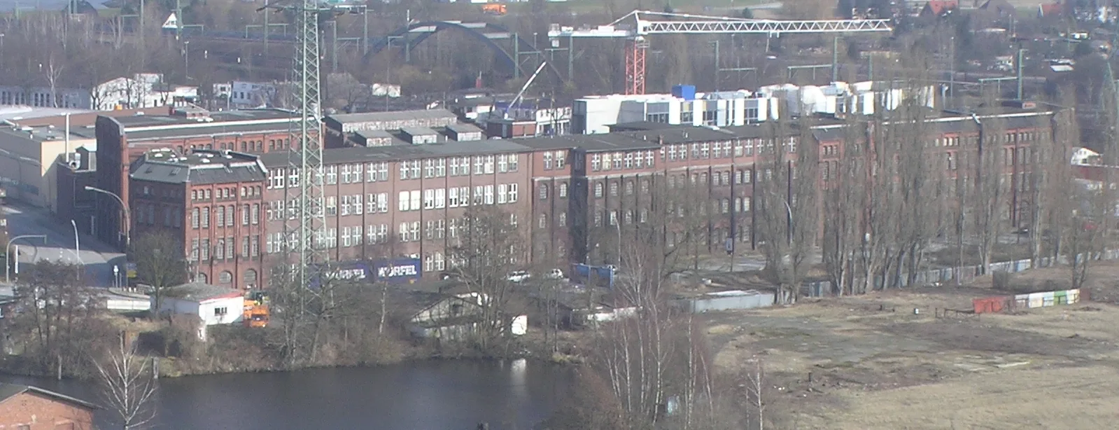 Die verfallenen Backsteinhallen der ehemaligen NYH-Gummifabrik im Harburger Binnenhafen