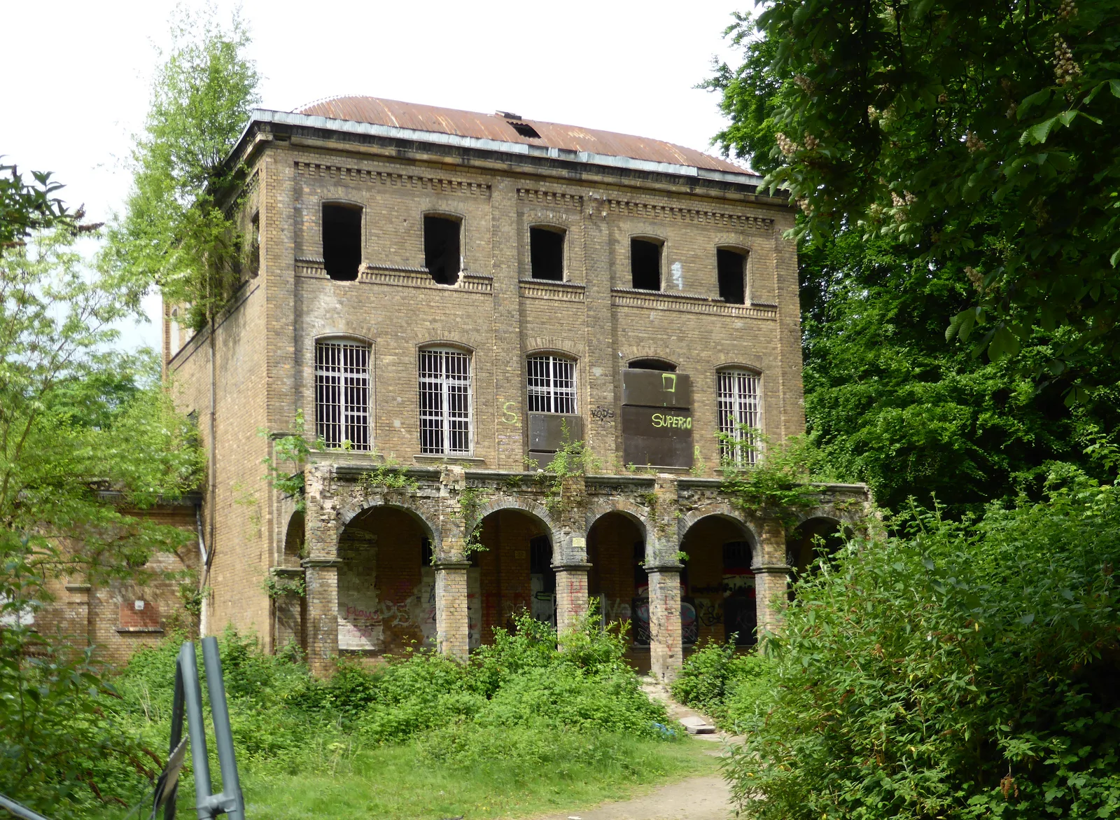 Die verfallene Fassade der verlassenen Villa Haus Fühlingen im Kölner Norden