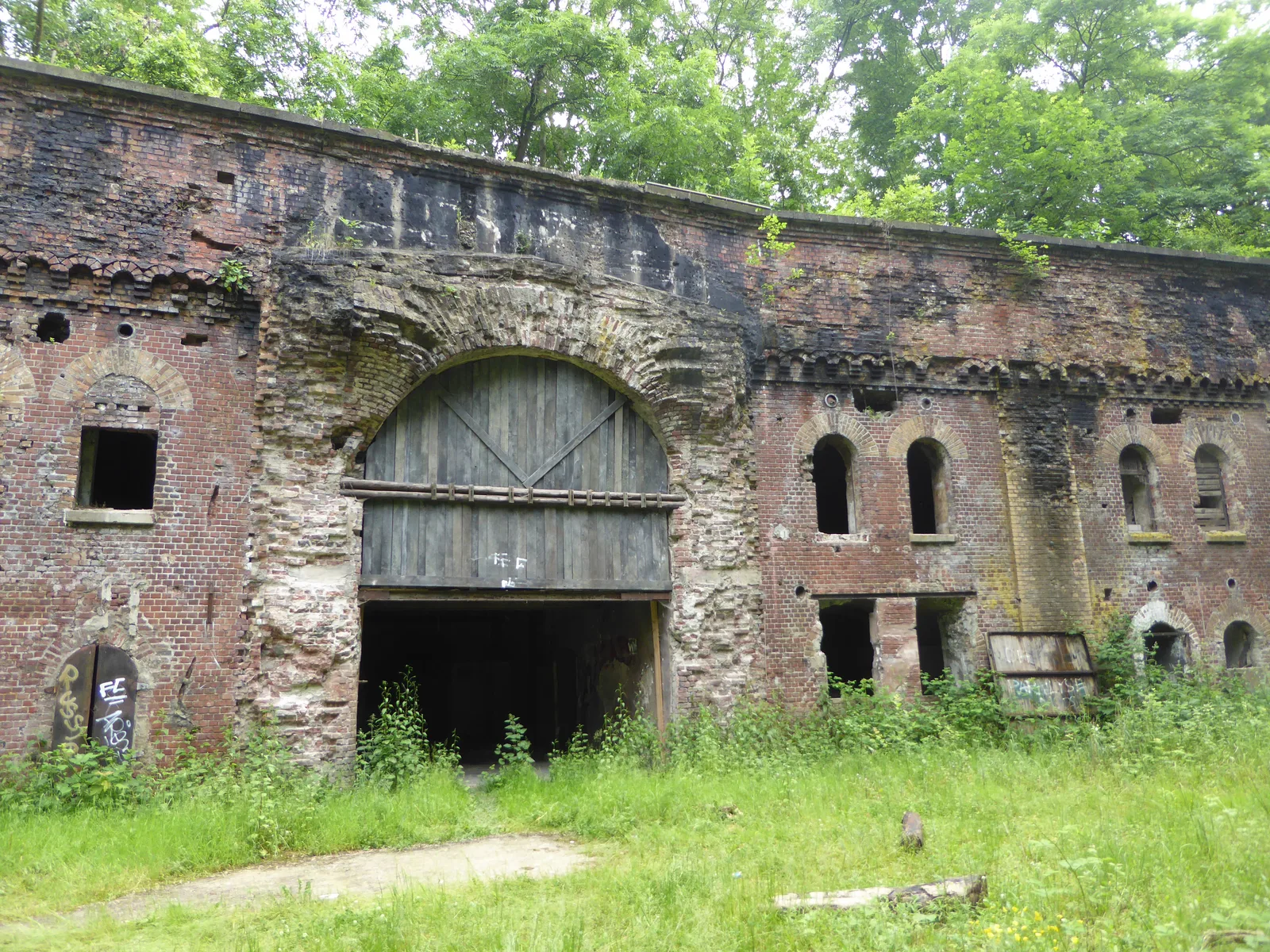 Überwachsene Kasematten und Wallanlage des verlassenen Fort IX in Köln-Westhoven