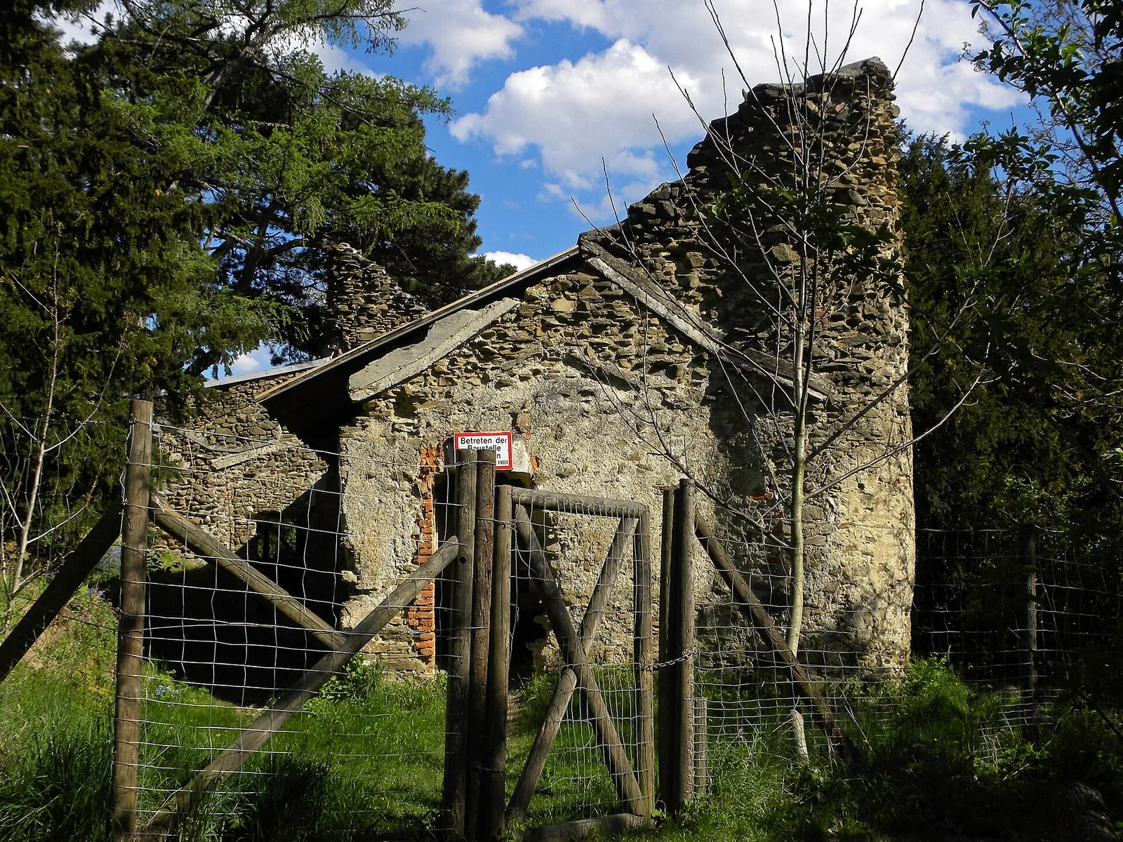 Außenansicht der neogotischen Forst-Villa im Dehnepark in Wien-Penzing, ein Lost Place mitten im Wald