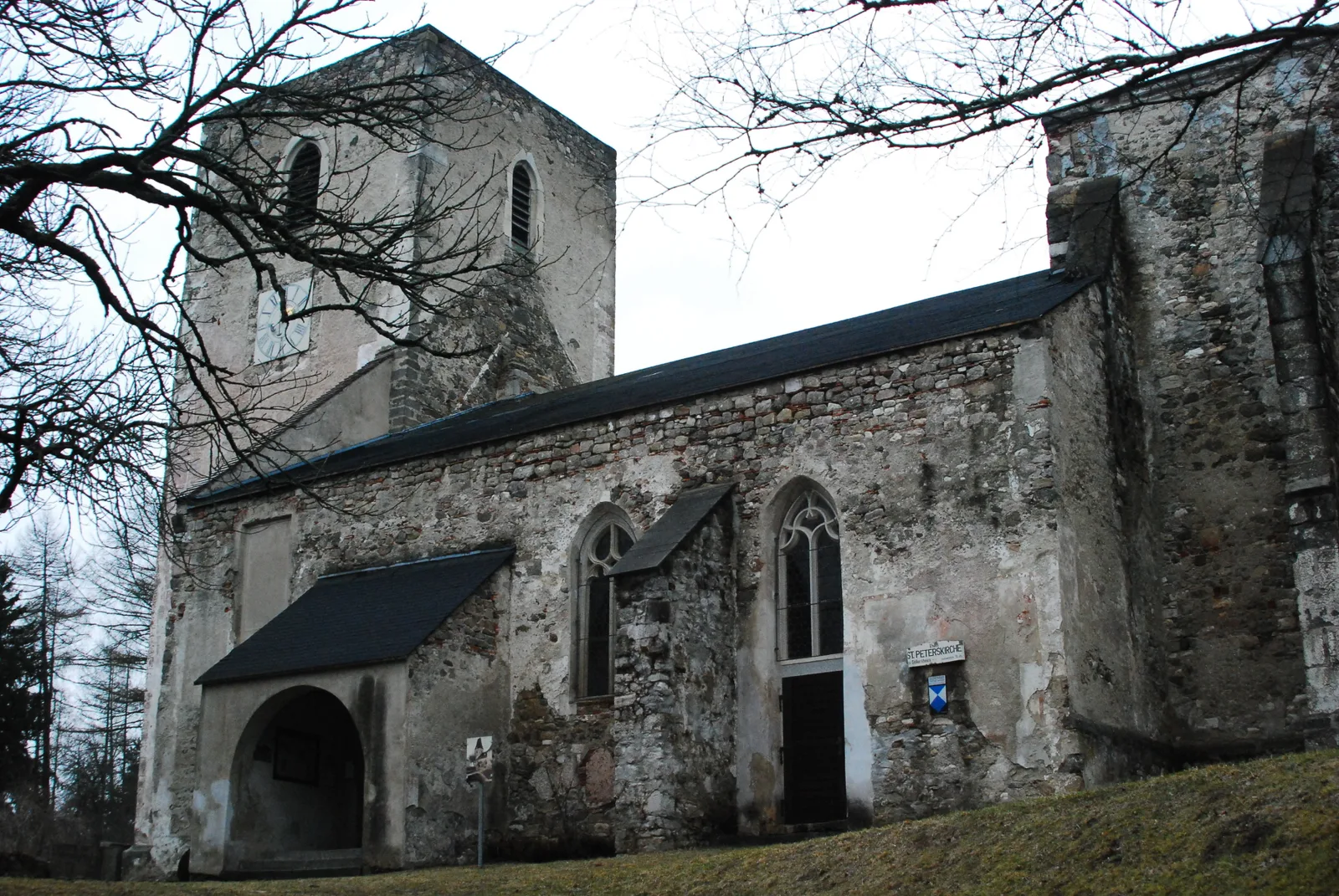 Die Kirchenruine des Geisterdorfs Döllersheim im Waldviertel