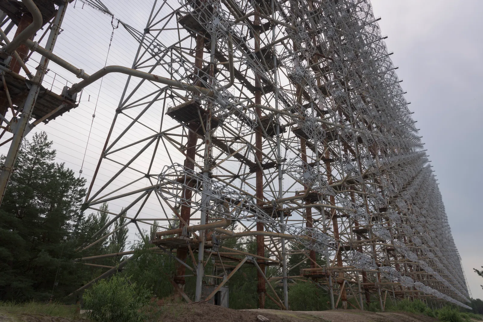 Le mur d'antennes géant du radar Duga s'élevant dans le ciel, zone d'exclusion de Tchernobyl