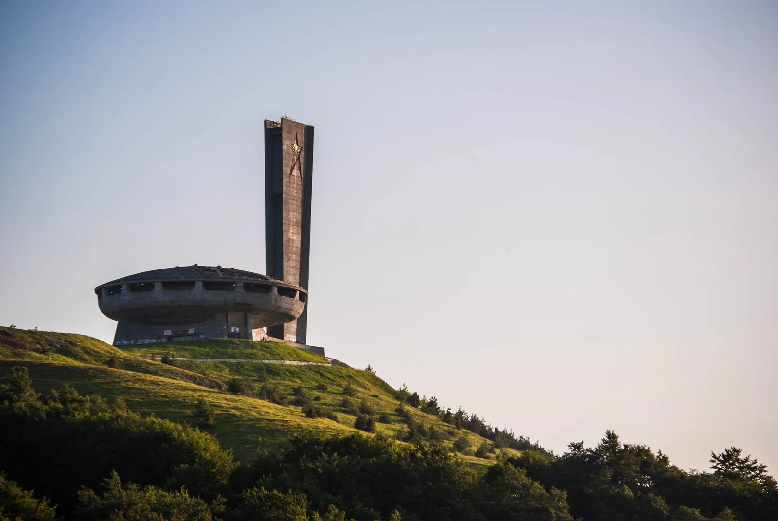 Monument communiste de Buzludzha en forme de soucoupe volante sur un sommet bulgare au coucher du soleil