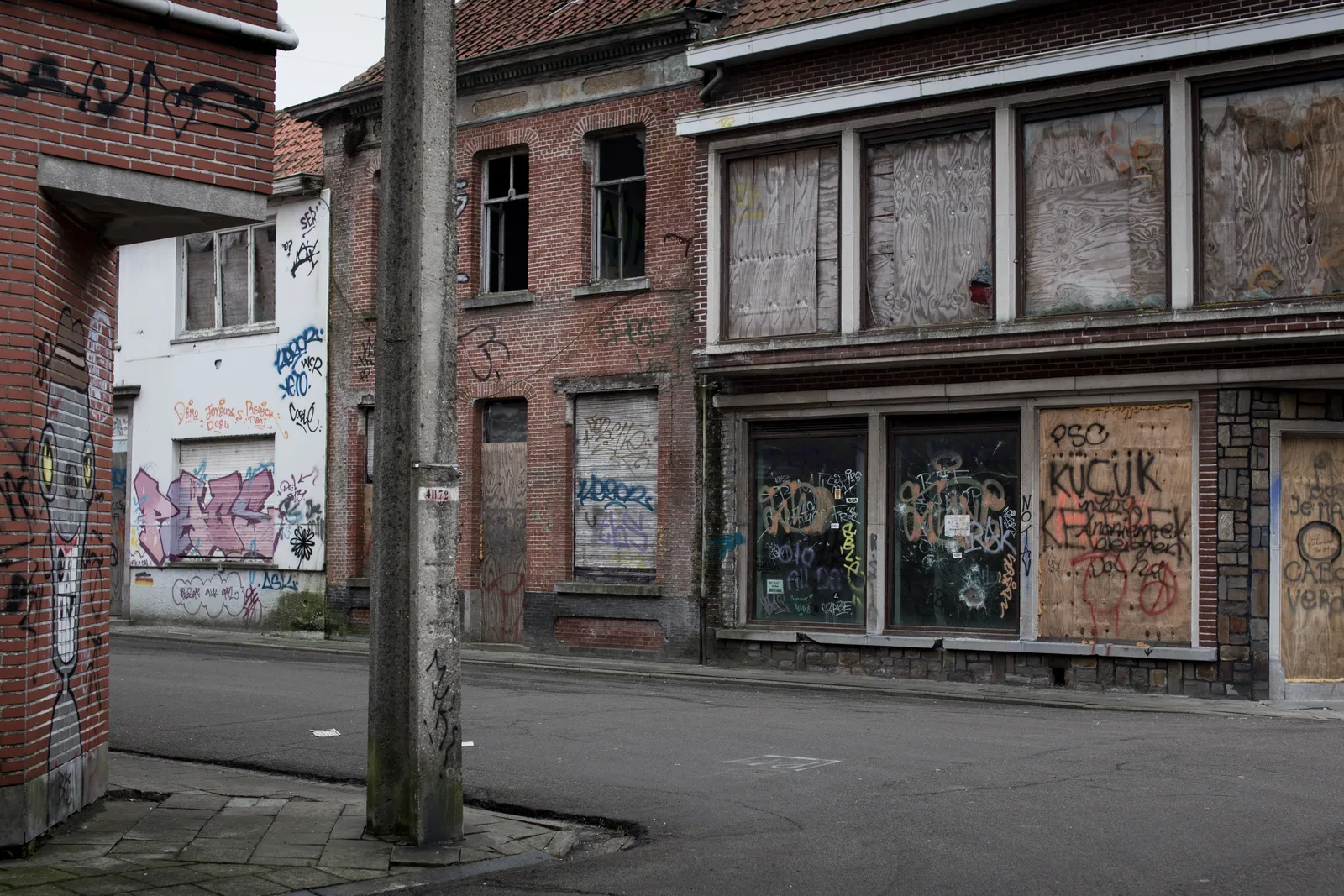 Maison couverte de street art dans le village abandonné de Doel en Belgique