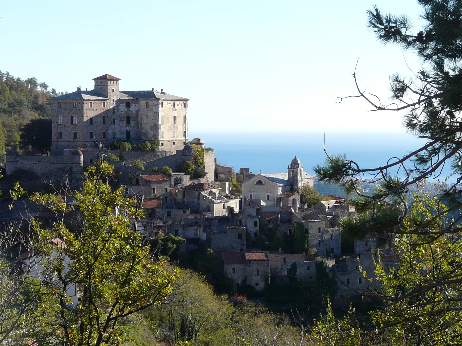 Le vieux village abandonné de Balestrino perché sur sa colline en Ligurie