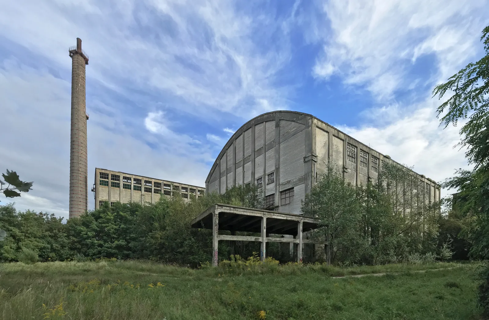 Halls de béton de l'usine chimique abandonnée de Rüdersdorf près de Berlin
