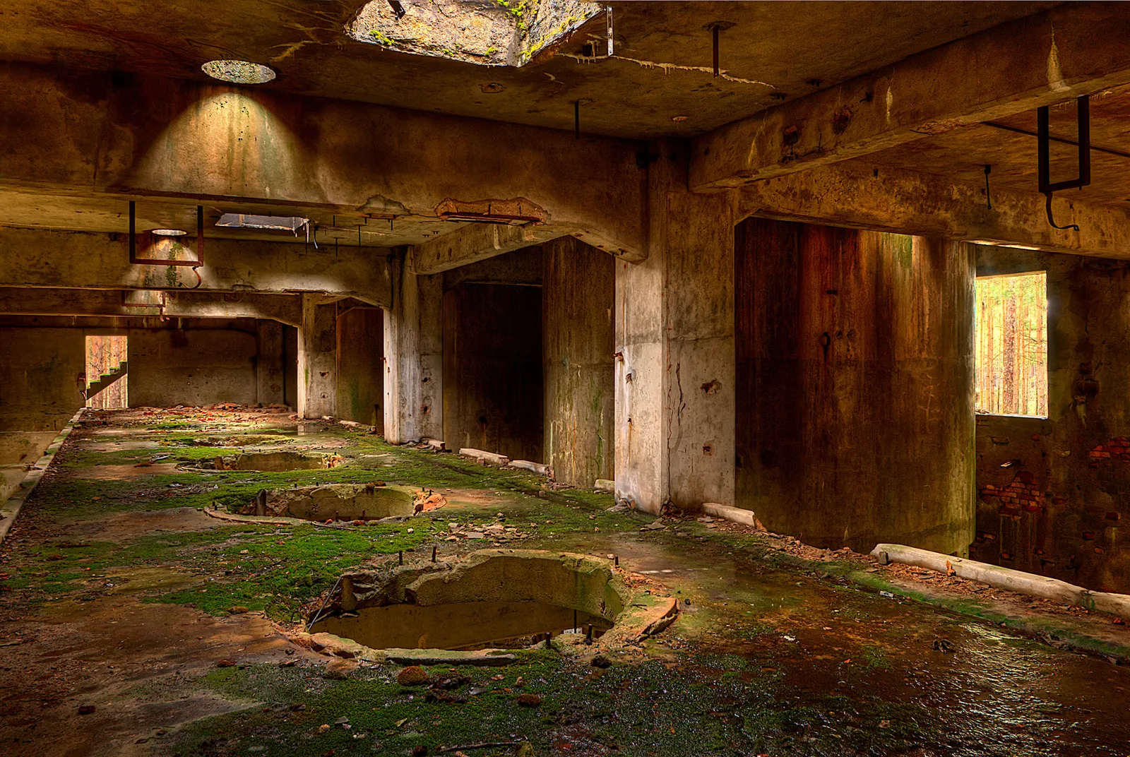Intérieur d'un bâtiment en béton de l'ancienne usine de munitions DAG en Pologne