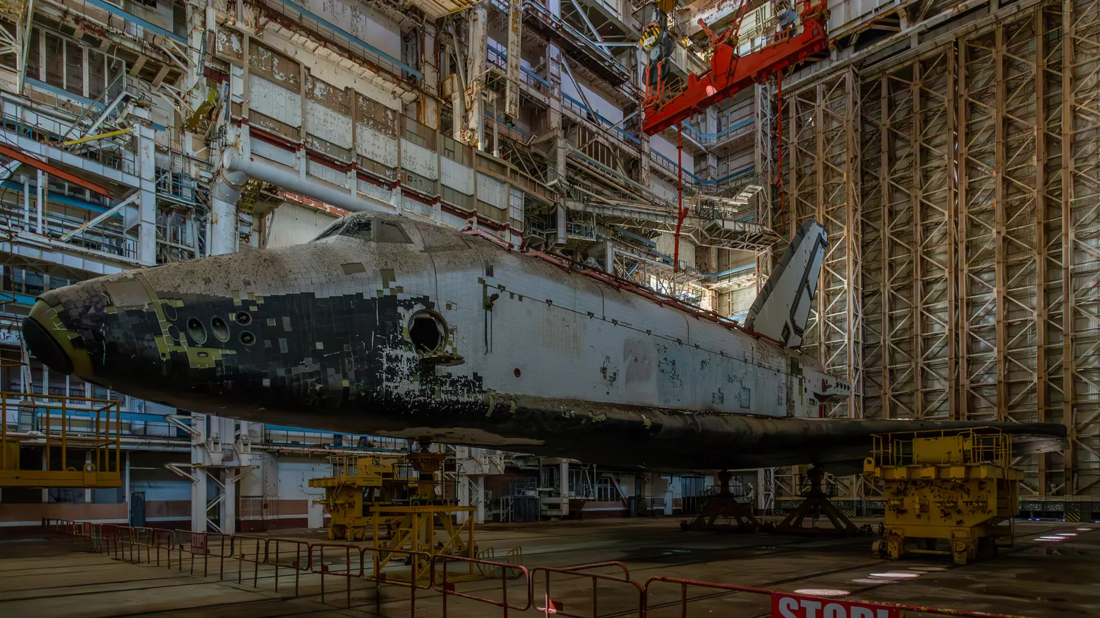 La navette spatiale soviétique Buran Ptichka abandonnée dans le hangar MZK de Baïkonour