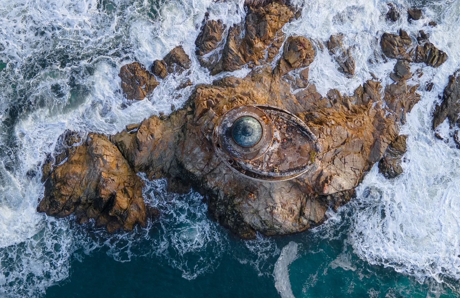 Le phare abandonné d'Aniva dressé sur un récif au sud de l'île de Sakhaline