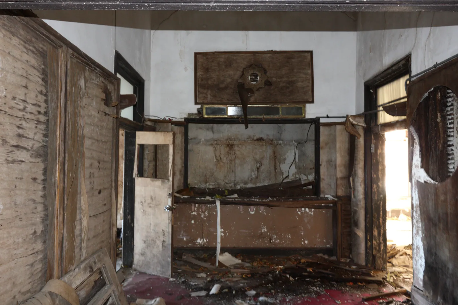 Intérieur décrépit du Maya Kankō Hotel abandonné sur le mont Maya à Kobe