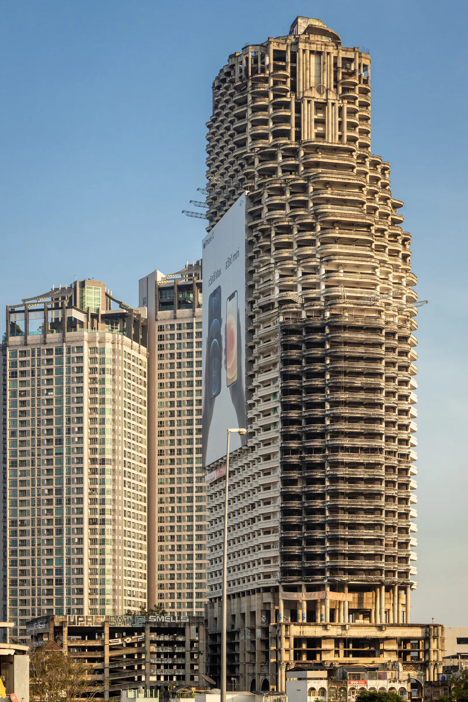 Le gratte-ciel inachevé et abandonné Sathorn Unique dominant Bangkok