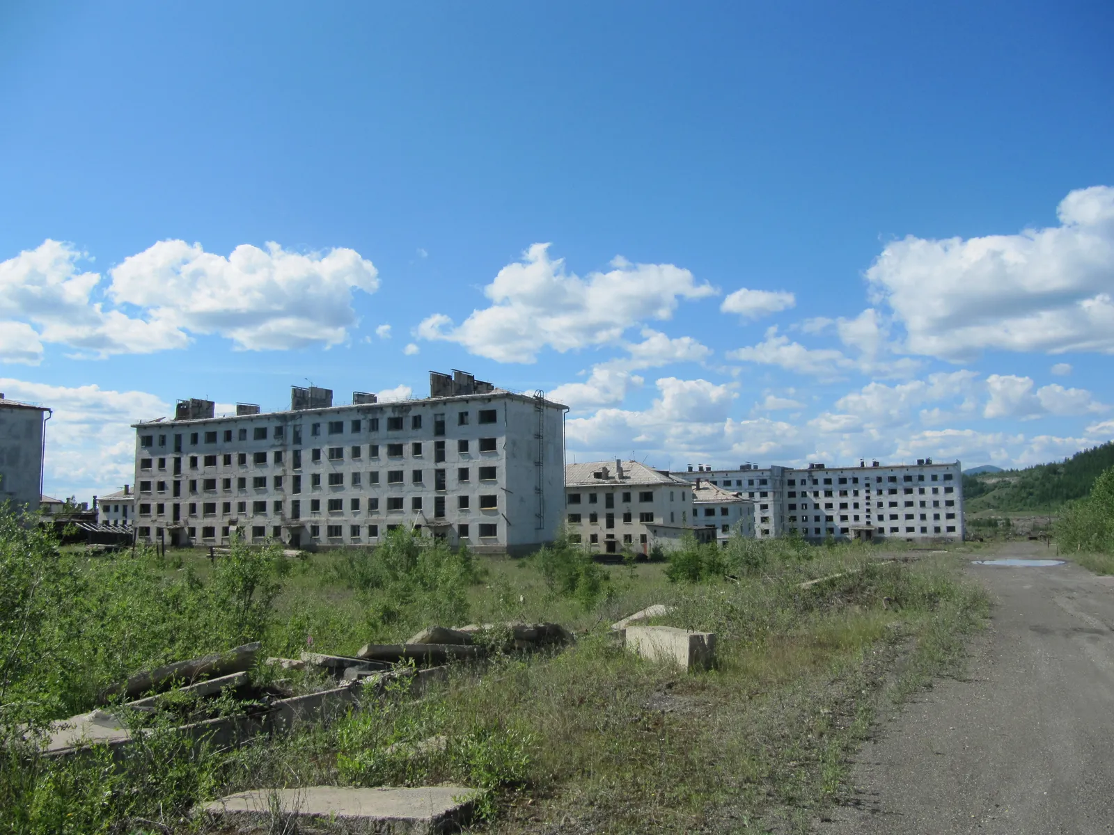 Barres d'immeubles abandonnées de la ville fantôme de Kadykchan en Sibérie