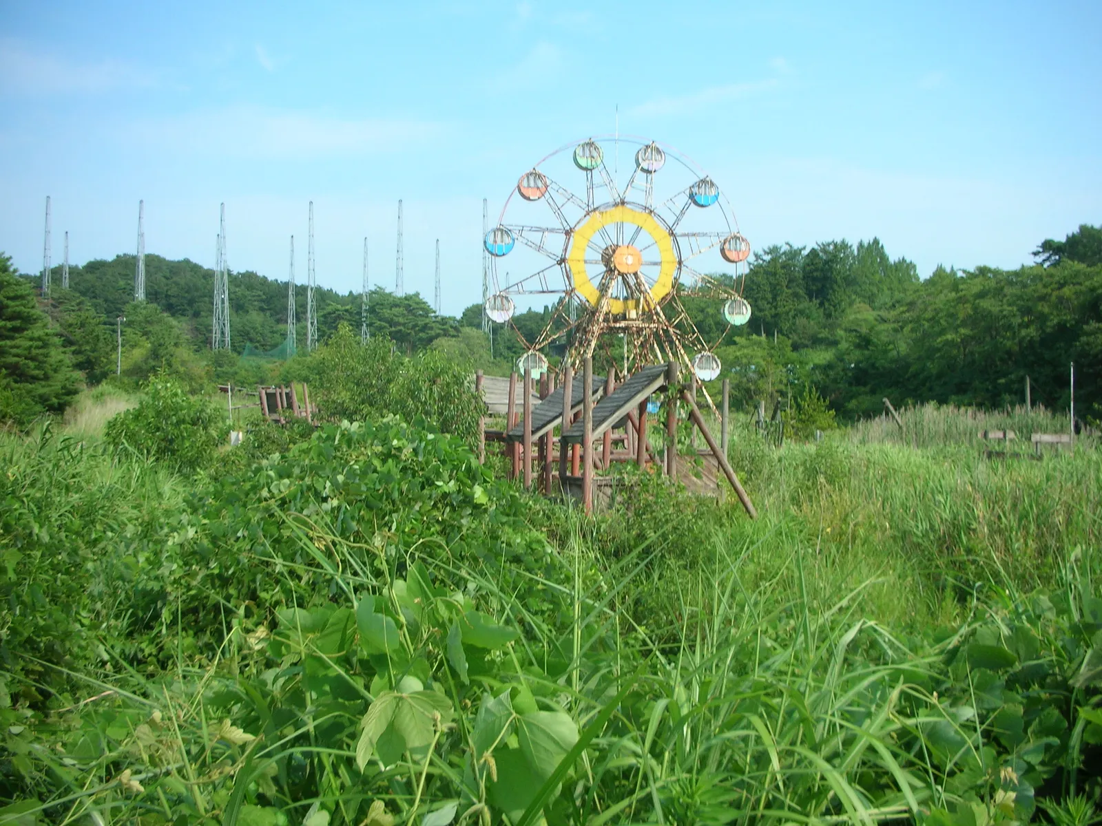 Grande roue rouillée du parc d'attractions abandonné de Kejonuma Leisure Land au Japon
