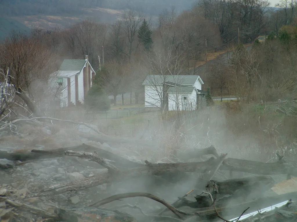 Rauch, der aus dem brennenden Boden von Centralia aufsteigt, mit den letzten Häusern im Hintergrund