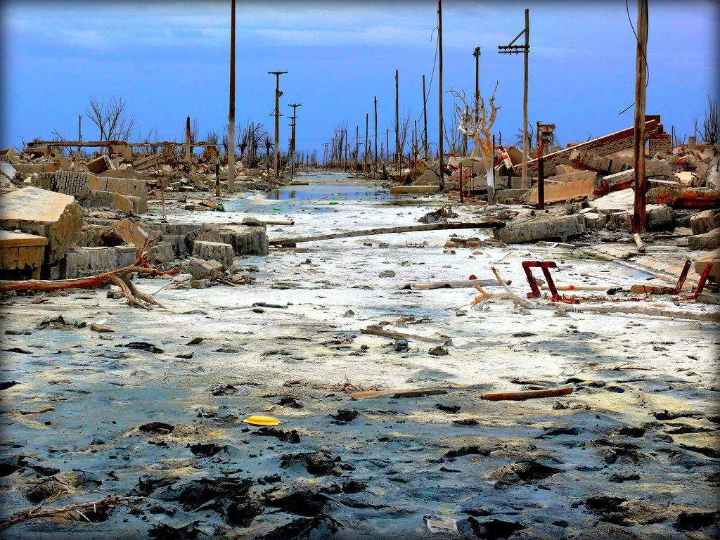 Ruines blanchies par le sel de la ville inondée de Villa Epecuén en Argentine