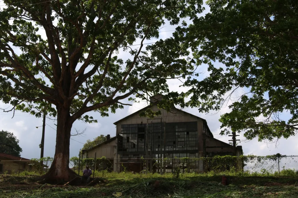 Entrepôt et château d'eau abandonnés de Fordlândia, la ville d'Henry Ford en Amazonie