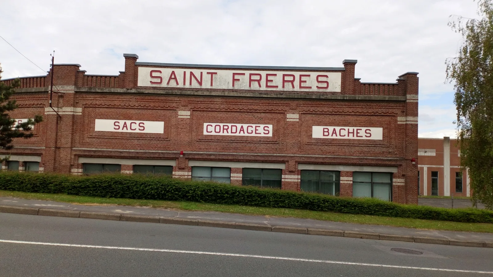Architecture industrielle Saint-Frères dans la vallée de la Nièvre, illustrant la friche d'Harondel près d'Amiens