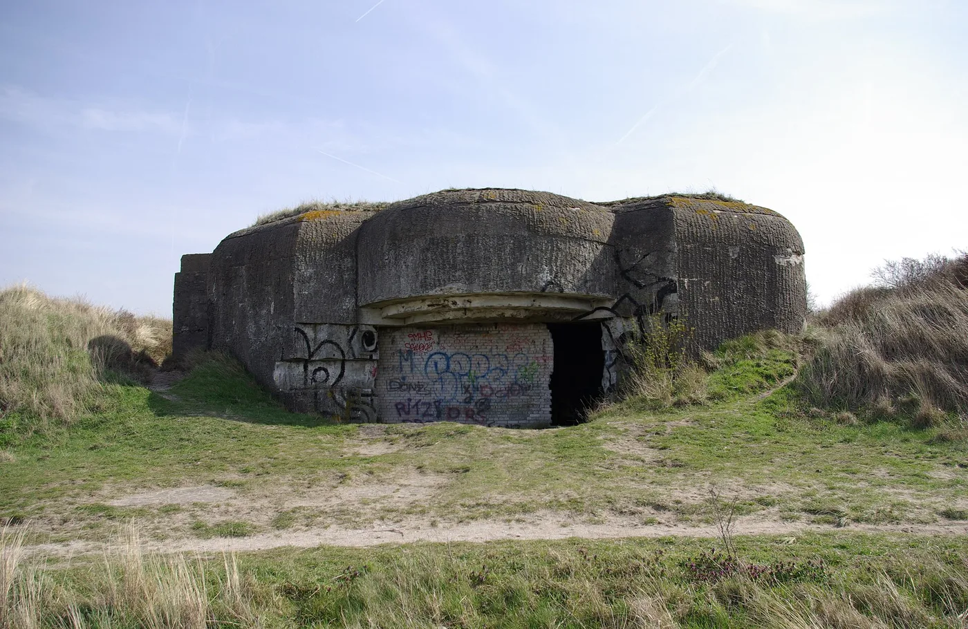 Verlaten Atlantikwall geschutsbunker M272 met graffiti in de duinen van Batterij Heerenduin bij IJmuiden