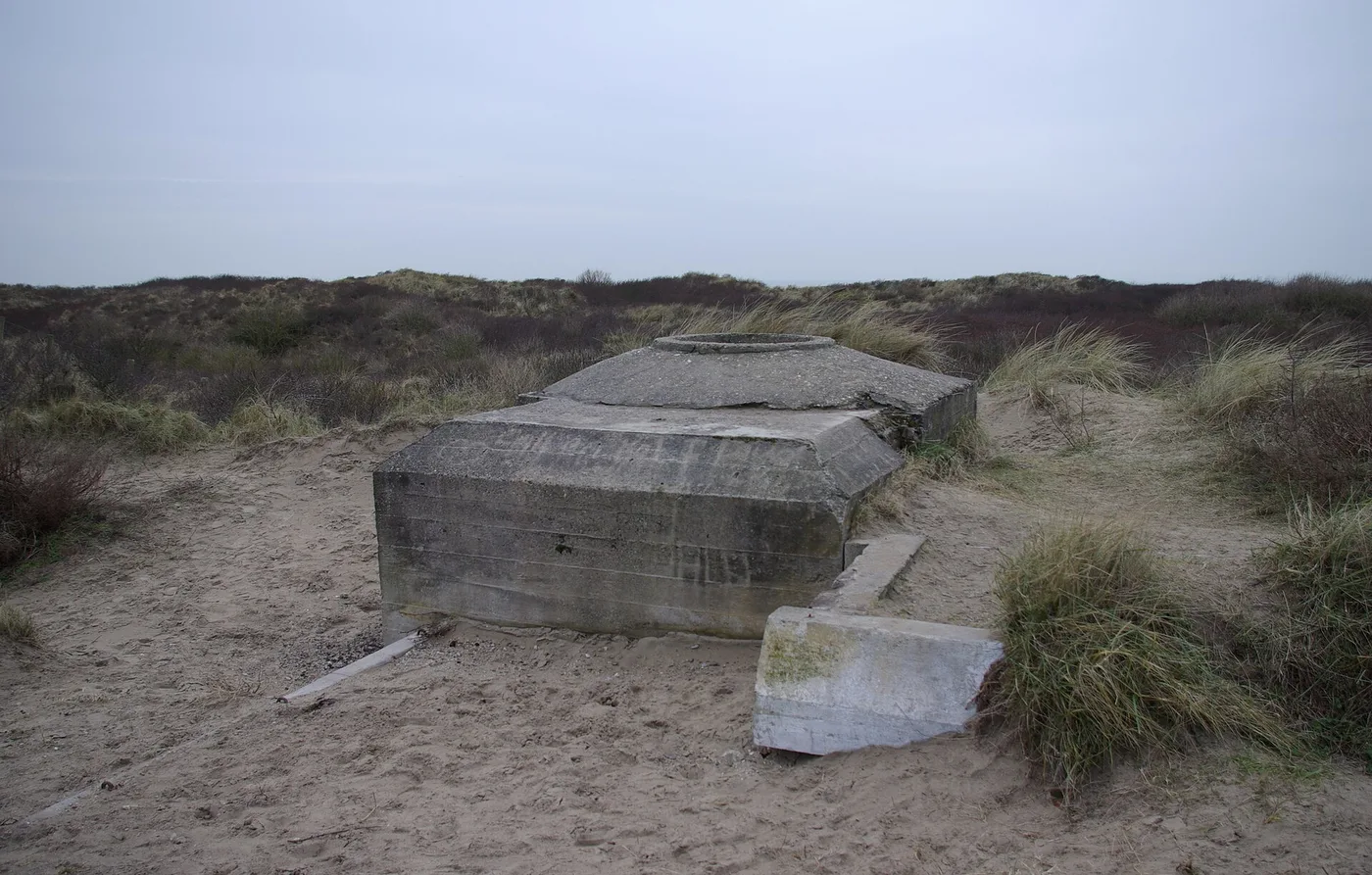 Lage verlaten betonnen flakbunker van Marine-Flak-Batterie Olmen in het duinzand bij IJmuiden