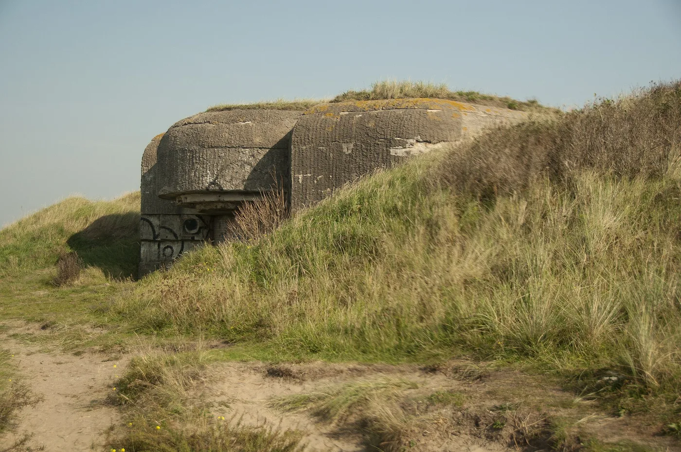Verlaten Atlantikwall geschutsbunker in de duinen boven de haven van IJmuiden bij Velsen-Noord
