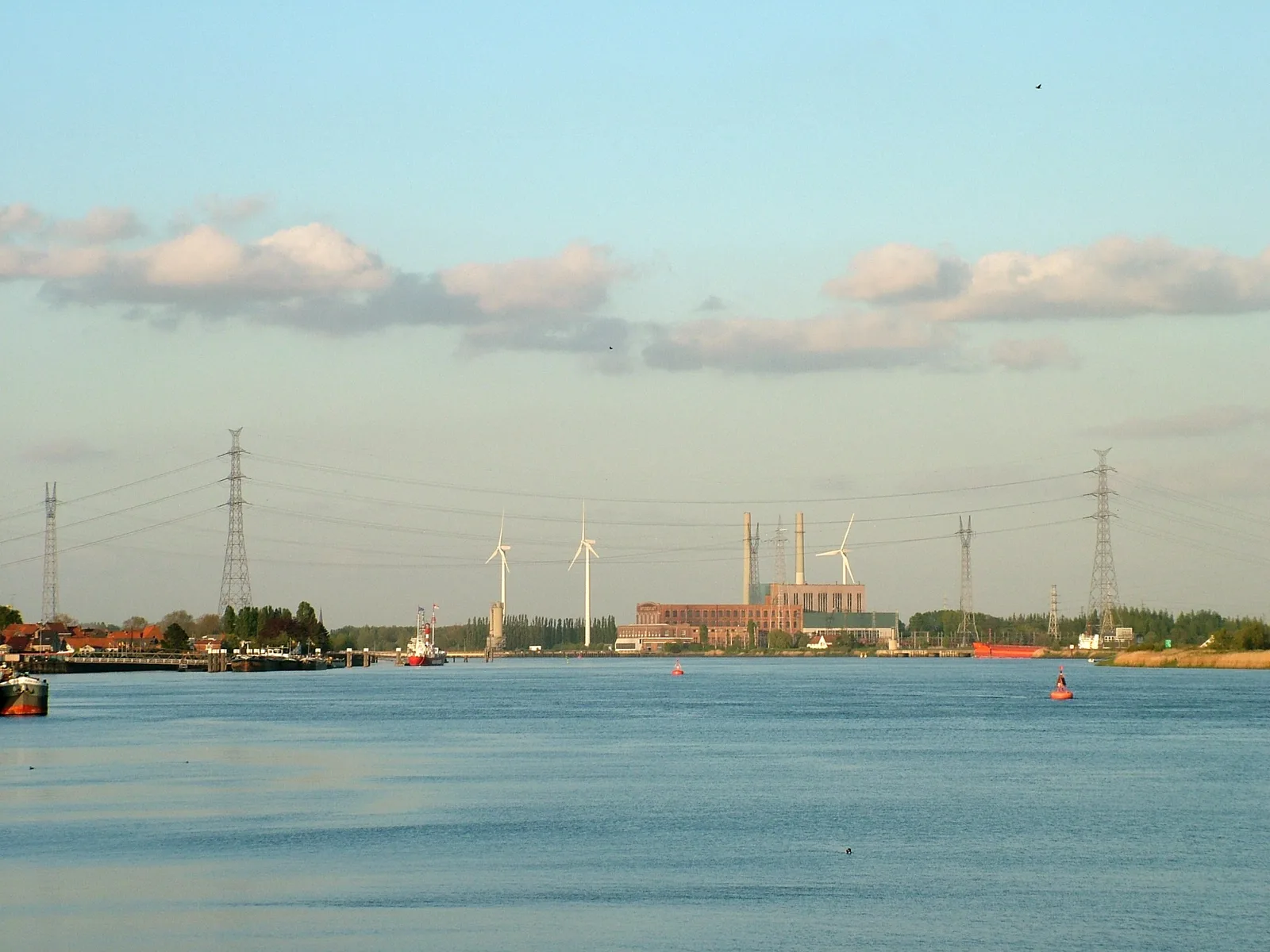 La centrale électrique d'Interescaut à Schelle vue depuis l'Escaut, halle de turbines et cheminées