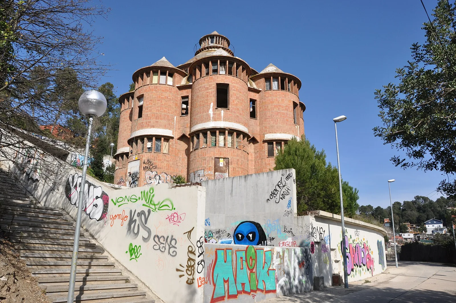 Pabellón modernista de ladrillo con torres cónicas del antiguo sanatorio del Tibidabo en Collserola, Barcelona