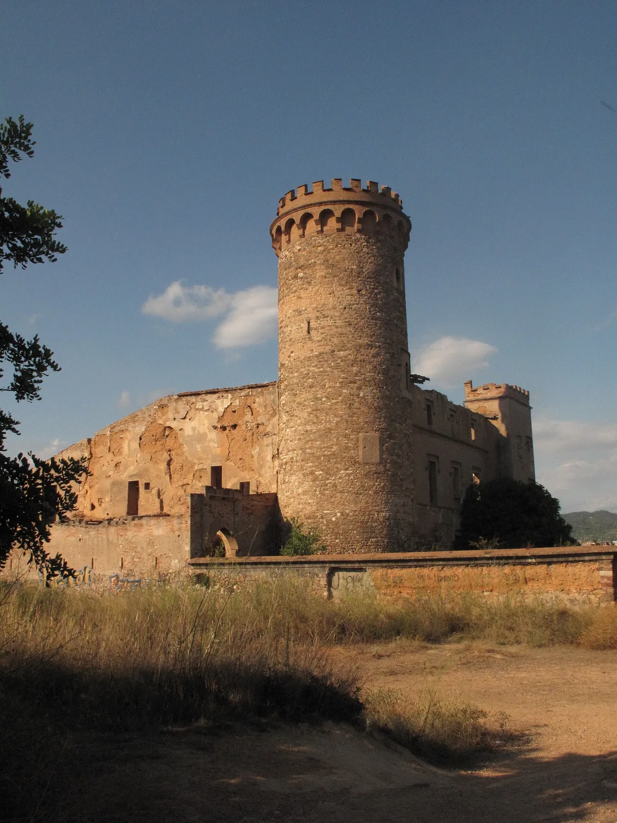 Torre circular almenada en ruinas de la Torre Salvana, el Castillo del Infierno, en Santa Coloma de Cervelló