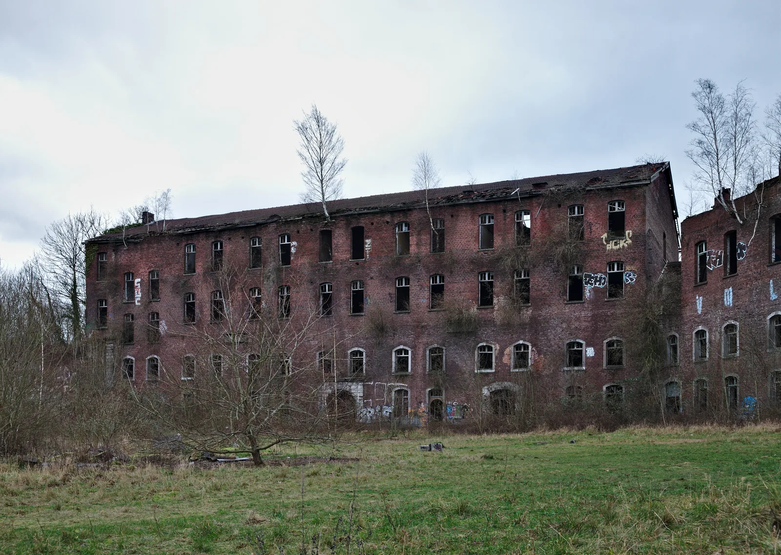 Bâtiment militaire abandonné aux murs de brique éventrés au Fort de la Chartreuse à Liège