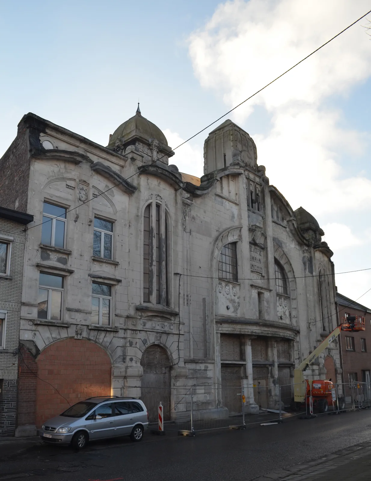 La façade Art nouveau abandonnée du cinéma-théâtre Varia à Jumet, près de Charleroi