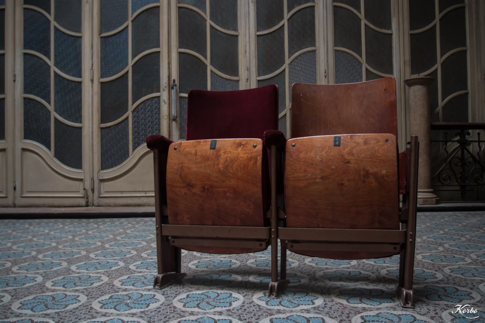 Fauteuils en bois abandonnés dans une salle du théâtre Aegidium à Saint-Gilles, Bruxelles, sols et murs Art nouveau