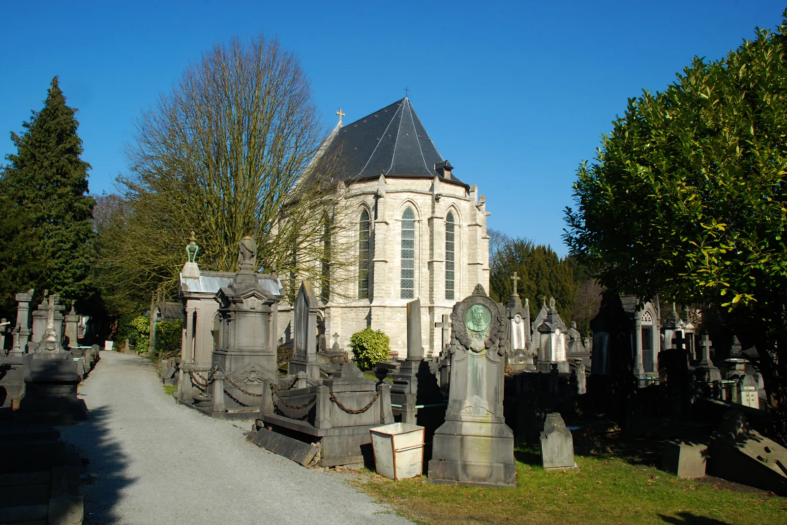 The ruined Gothic choir of the old Notre-Dame de Laeken church, a 13th-century remnant amid the cemetery's graves