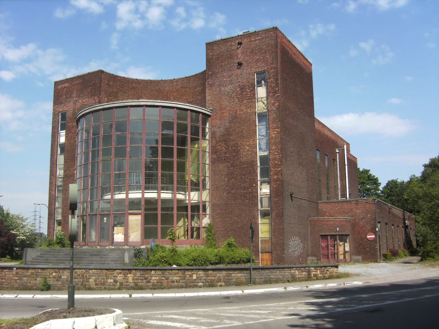 La façade en briques et la rotonde vitrée de l'Amicale Solvay abandonnée à Couillet, Charleroi
