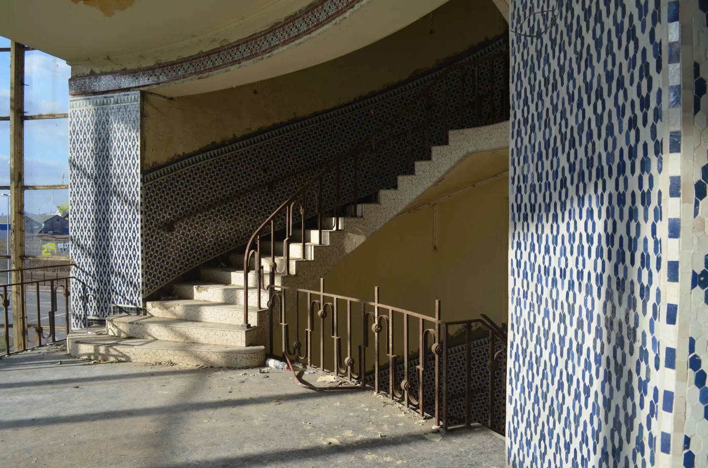 L'escalier en terrazzo et les faïences bleues de la rotonde de la piscine Solvay abandonnée