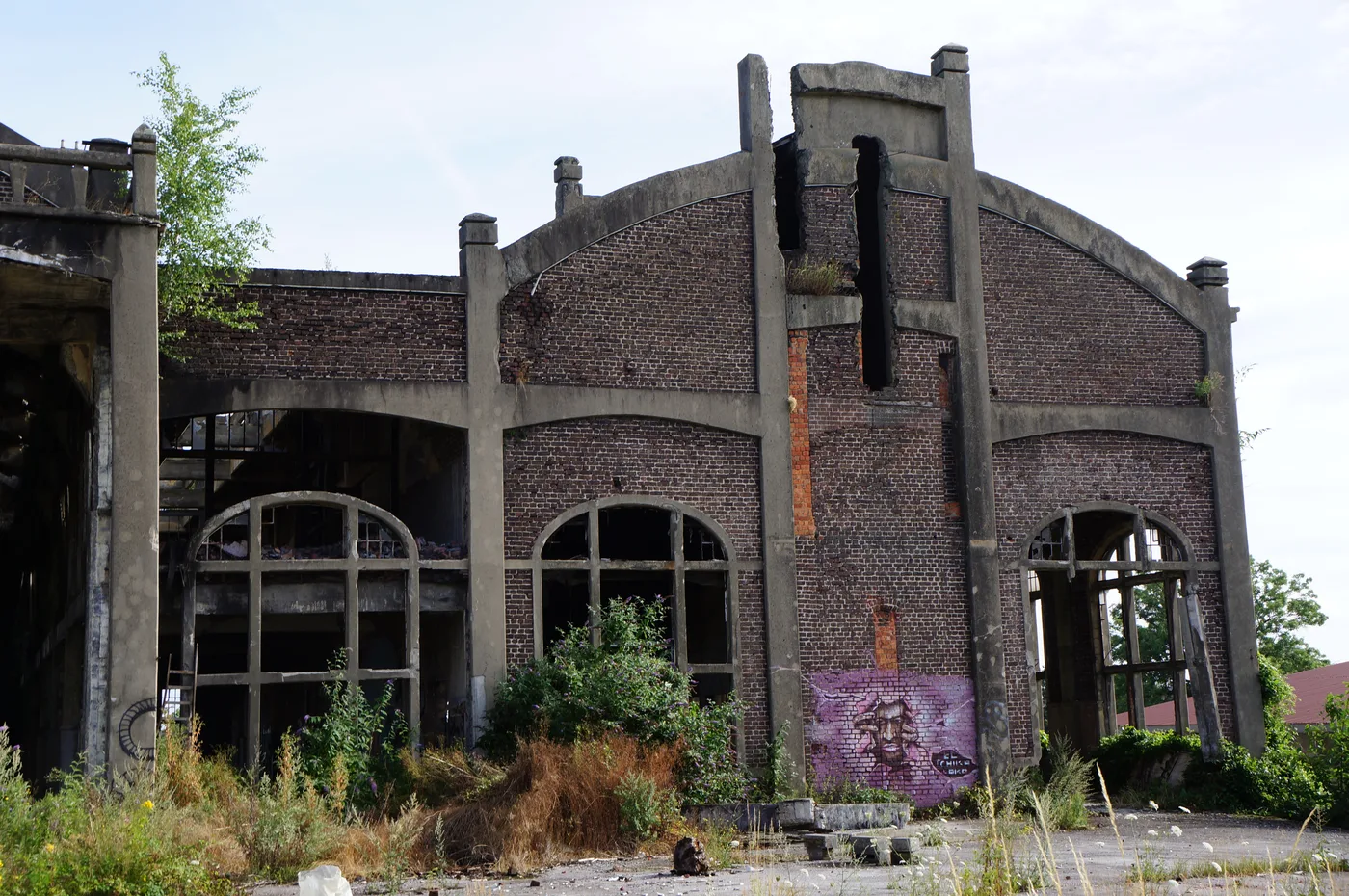 Les bâtiments en briques noircies et les arches du charbonnage n°10 du Gouffre abandonné