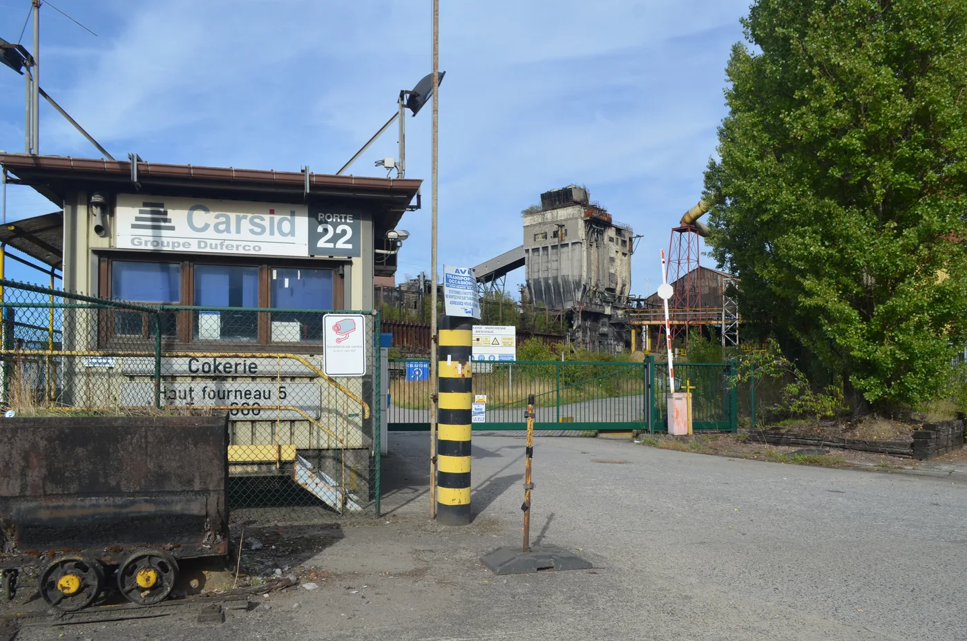 L'entrée Carsid de l'ancien site sidérurgique Cockerill-Sambre à Marchienne, avec la cokerie et le haut fourneau au fond