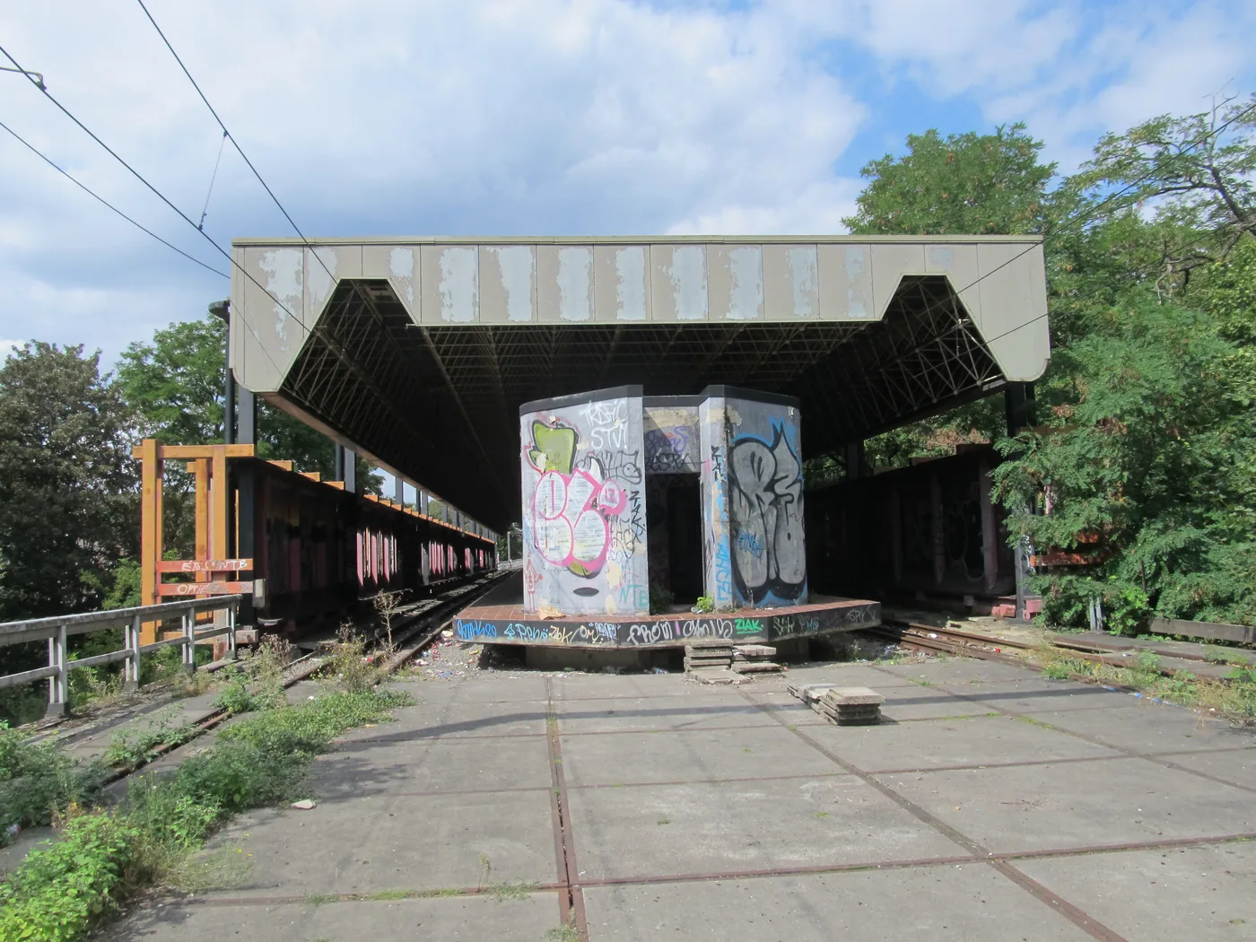 Le quai et les voies envahis de graffitis de la station fantôme Chêt du métro abandonné de Charleroi