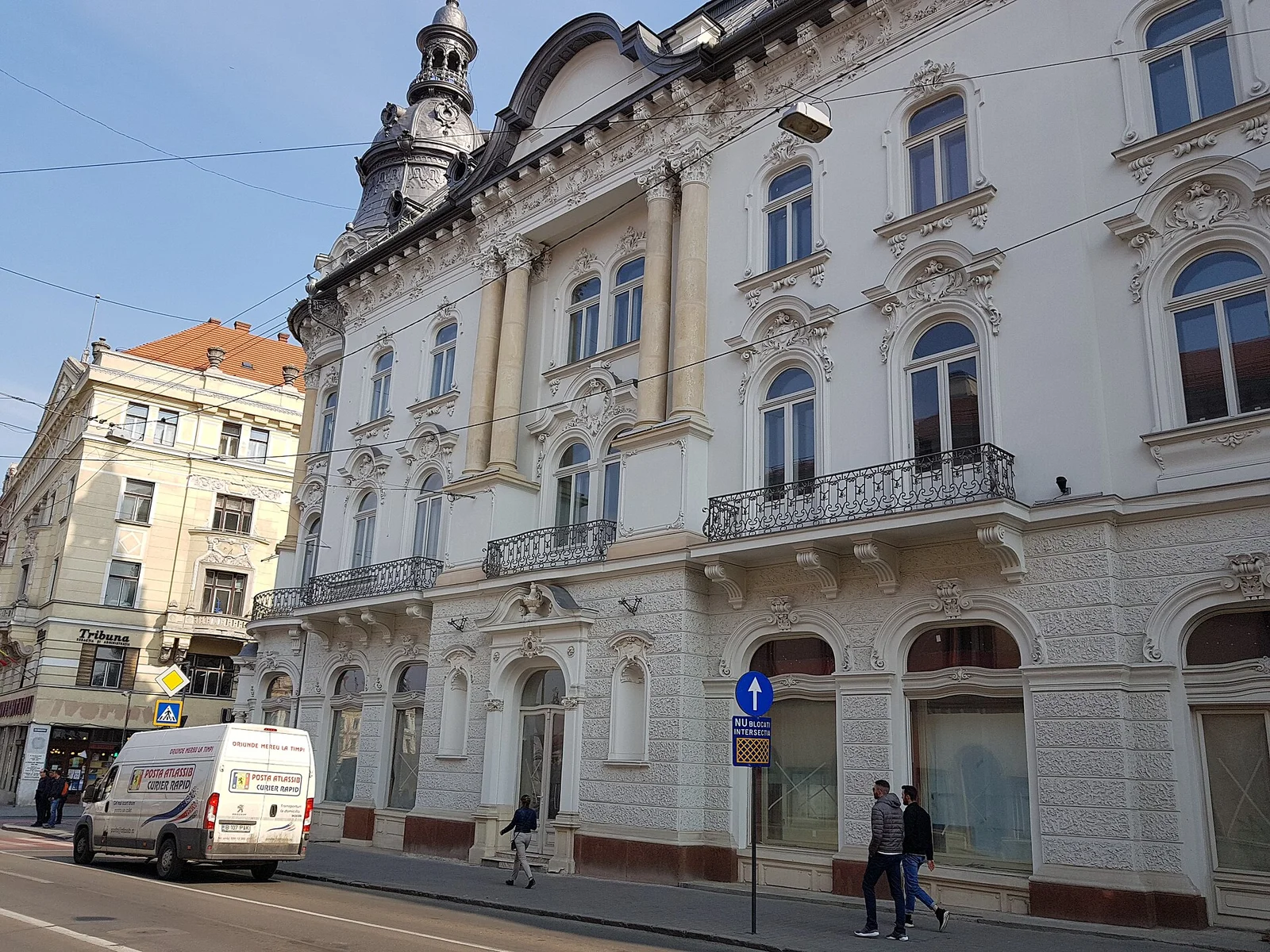Façade de l'hôtel Continental, ancien palais New York, sur la Piața Unirii à Cluj-Napoca