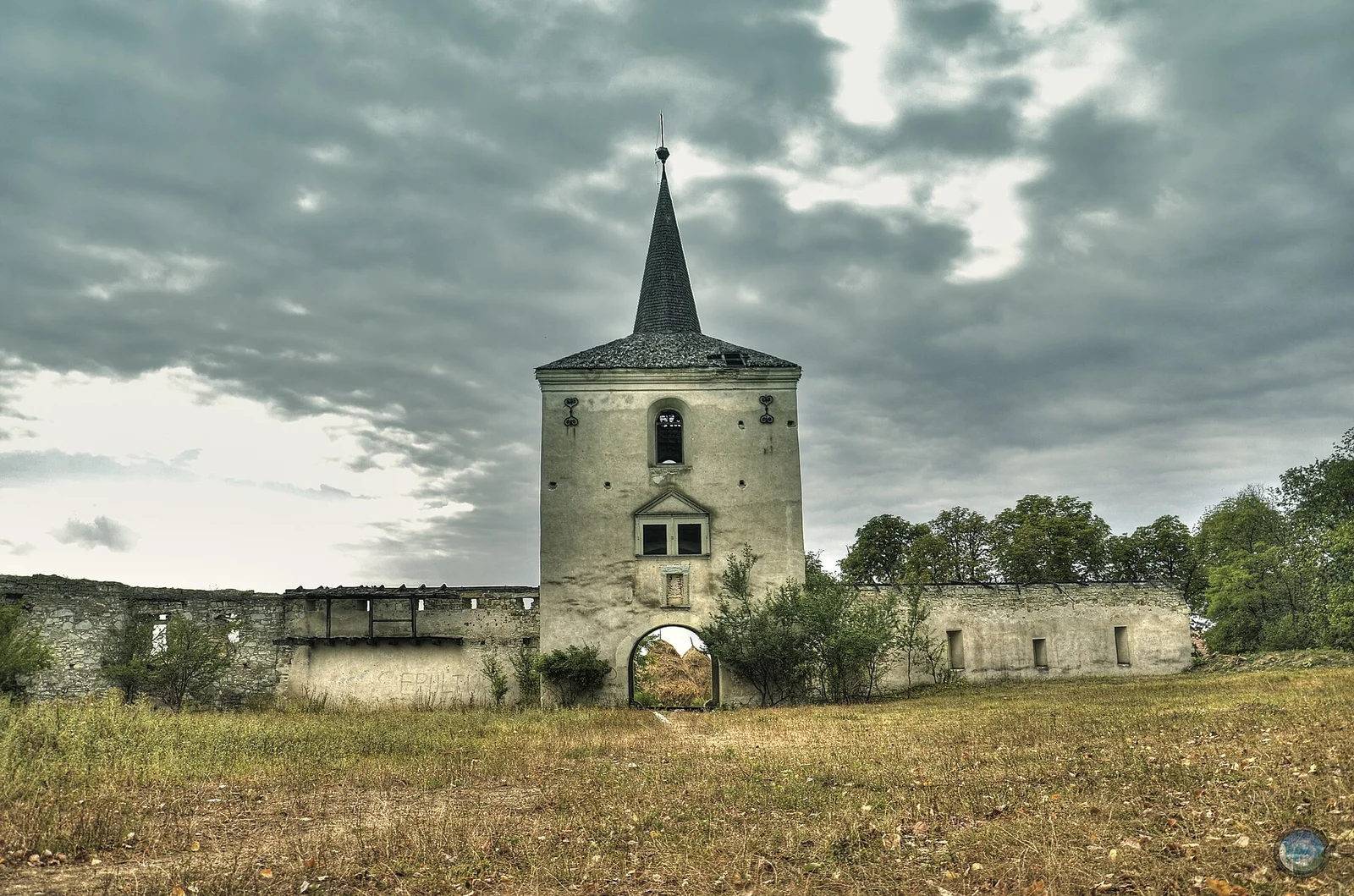 Ruines du château Renaissance Kornis à Mănăstirea, județ de Cluj