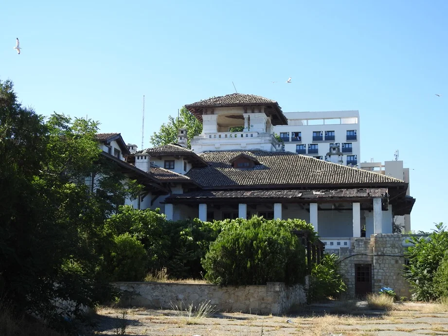 La Villa Royale de la reine Marie à Mamaia, abandonnée, avec sa tour-belvédère et ses toits dégradés